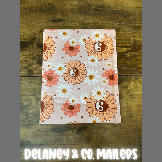 6.5x10 Yin Yang Daisy Bubble Mailer